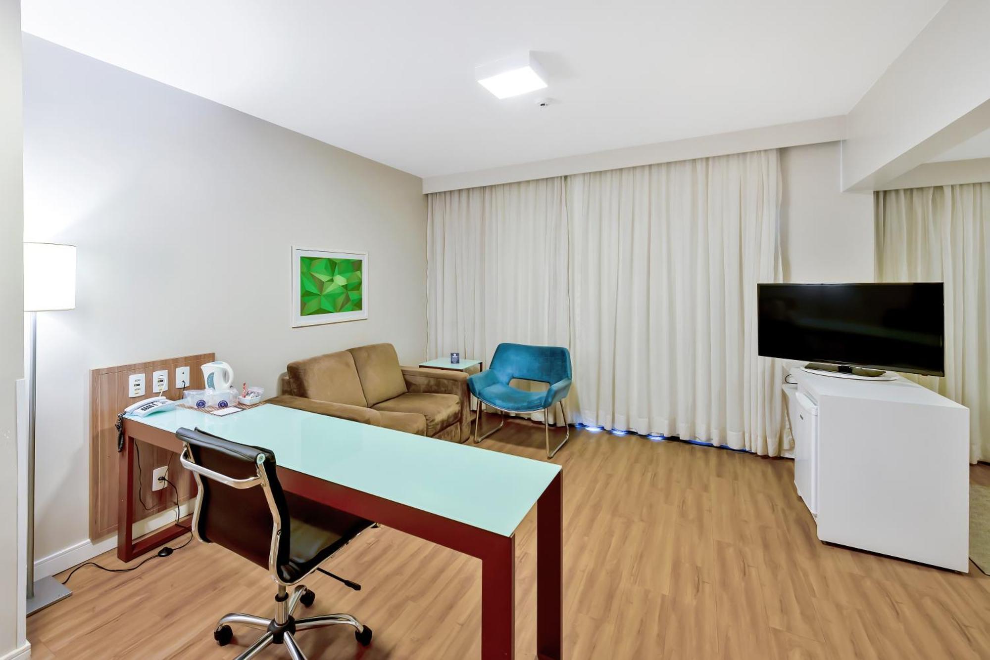 Executive Suite,1710025808:JPEG